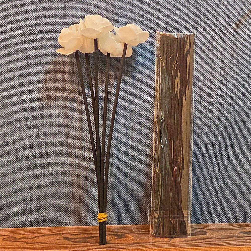 Boutique Rose Reed Diffuser Sticks Black White Floral 4oz Scent Home Decor - Picture 14 of 16
